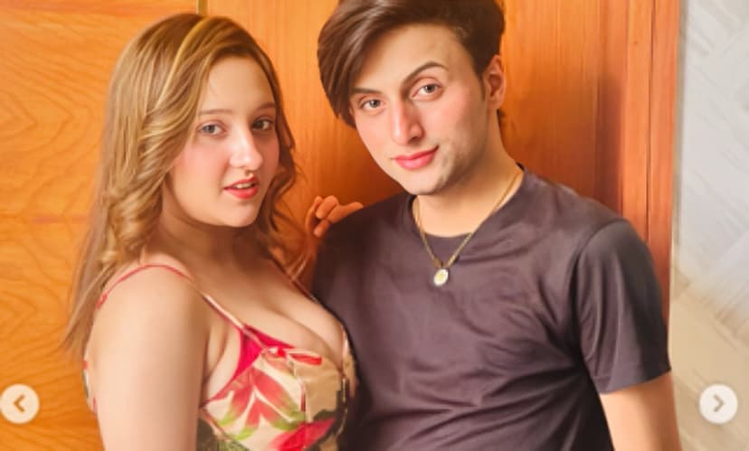 Thumbnail for Influencer Hunain Bajwa Girlfriends' Boobs Leaked Live